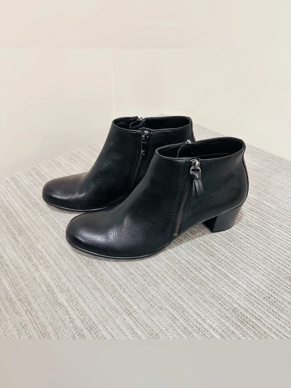 ECCO Shape M 35 Leather Ankle Boots Black Side Zip Booties Women’s Size 7